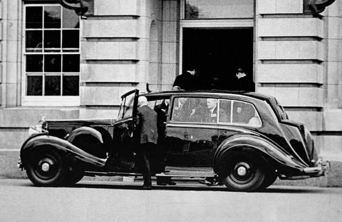 Wallis Simpson in de Rolls-Royce bij Buckingham Palace.