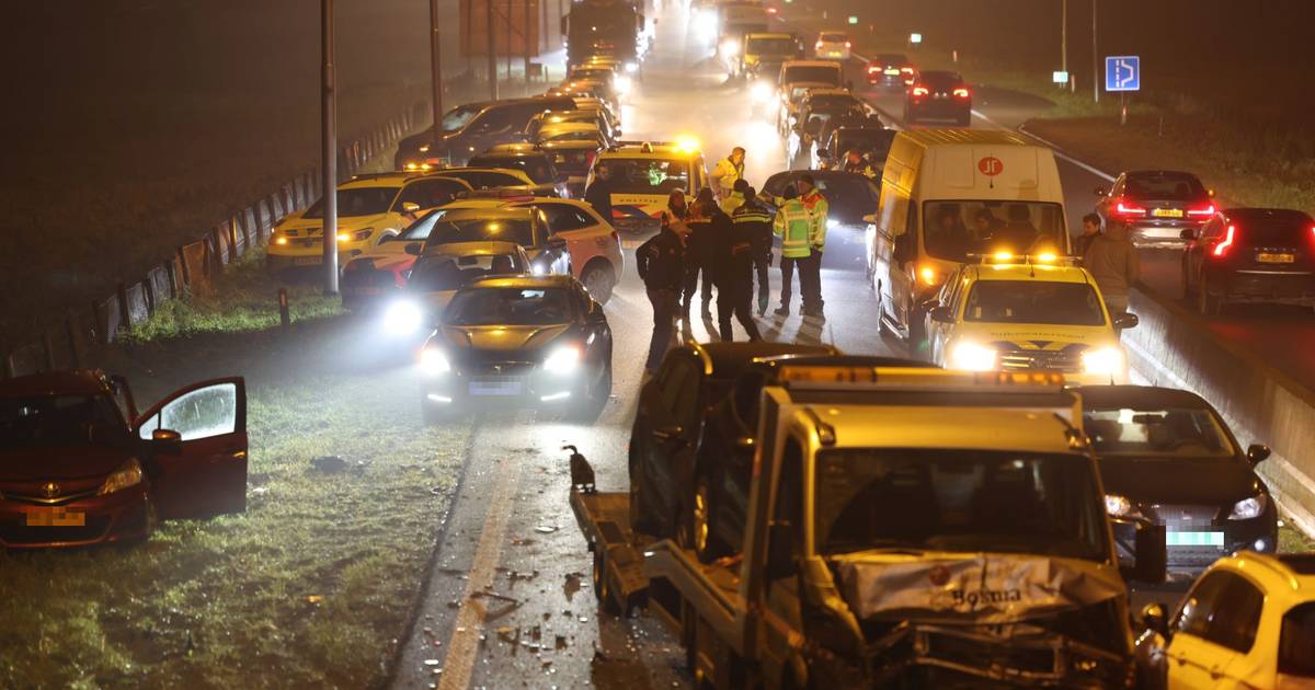 Chaotische taferelen op N50 bij Kampen na ongeluk met meerdere autos.
