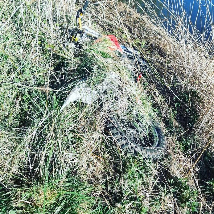 Een overlastveroorzaker in Zwolle werd achtervolgd door agenten en 'verstopte' zijn gedumpte crossmotor aan de waterkant.