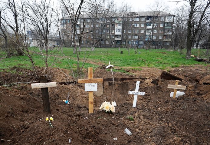 Кладбище местных жителей, погибших в Мариуполе во время войны.