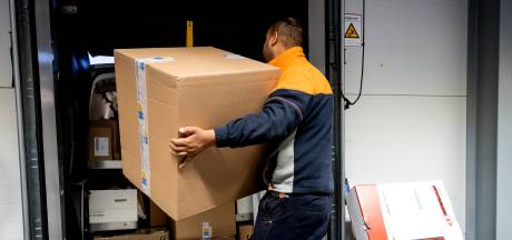 Pakketbezorger PostNL mishandeld in Almelo, been vier weken in het gips; ‘Ik ben boos en baal ontzettend’