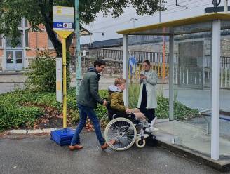 Jongsocialisten klagen ontoegankelijkheid De Lijn aan: “Aan amper 5 van de 101 bushaltes kan je met rolstoel terecht”