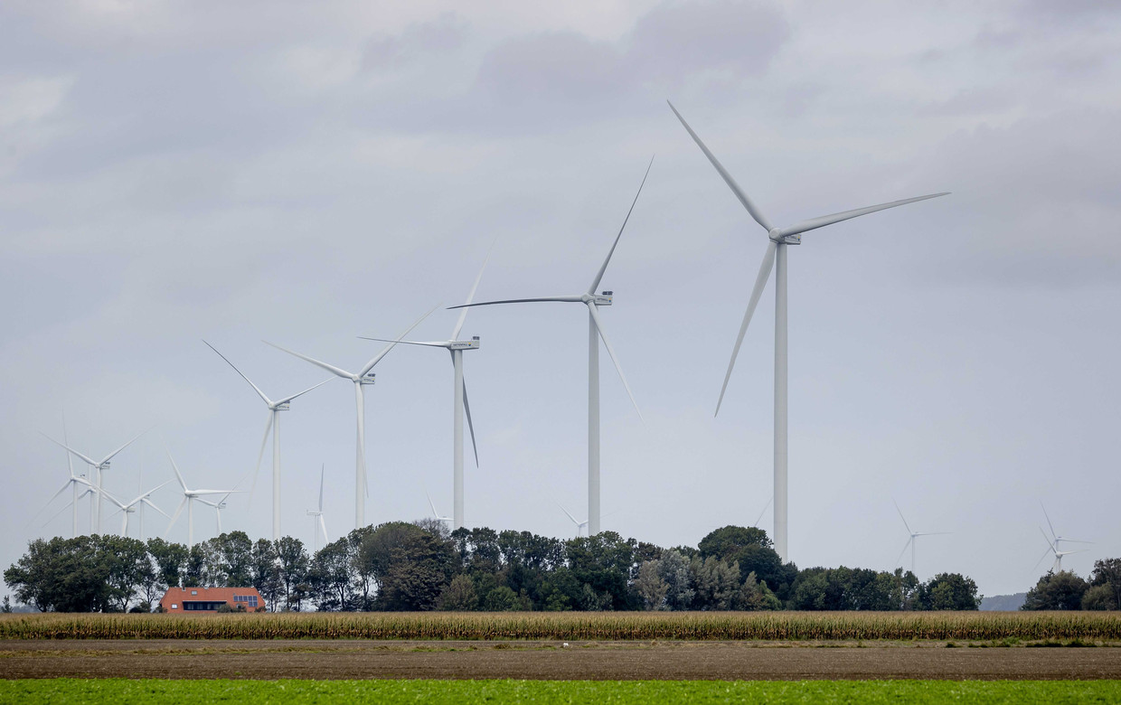 Windmolens op windpark Wieringermeer. Het windpark in de Noord-Hollandse Wieringermeer bestaat uit 82 windmolens en wekt voldoende elektriciteit op om 370.000 huishoudens van groene stroom te voorzien. Beeld ANP