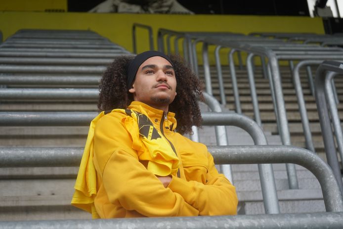 Adam Kaied poseert in het Rat Verlegh Stadion.