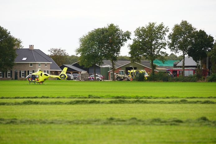Een jong meisje is zondag ernstig gewond geraakt bij een val aan de Waterstraat in Wijhe. Het ongeval gebeurde in een stal van een boerderij. De traumahelikopter is ingezet vanwege de ernst van haar letsel.