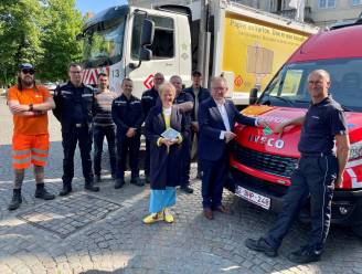 Brandweerzone 1, stad Brugge en IVBO kleven vanaf nu stickers op hun voertuigen: “Ze kunnen mensenlevens redden”