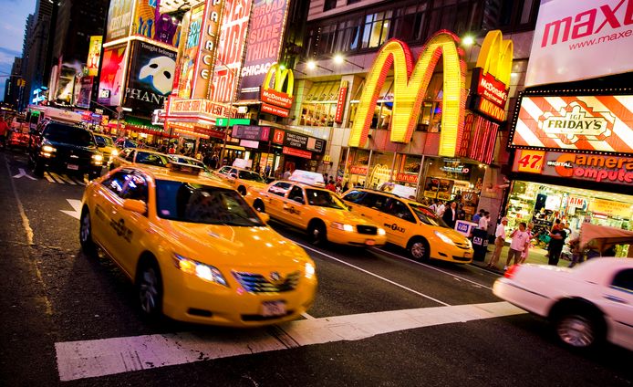 Een taxi rijdt op Time Square, New York