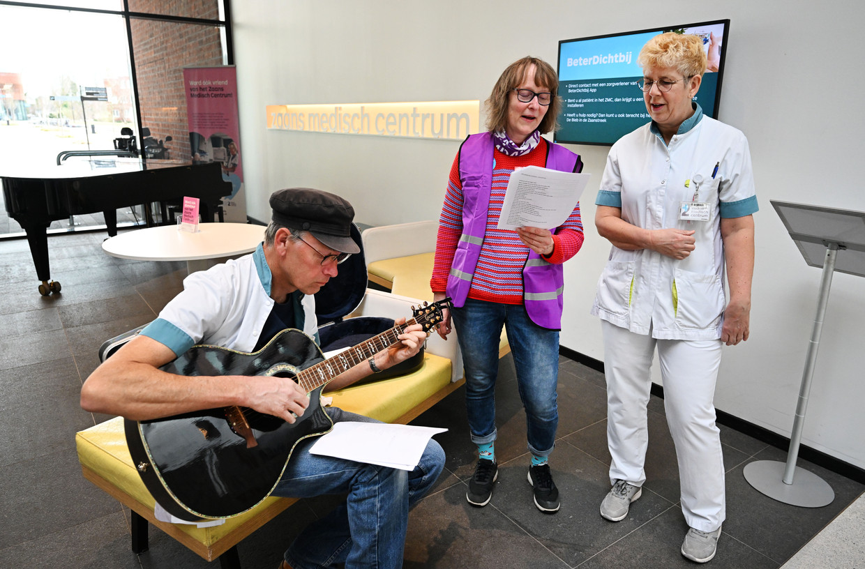 In de hal van het Zaans Medisch Centrum zingt actievoerend zorgpersoneel een strijdlied. Beeld Olaf Kraak