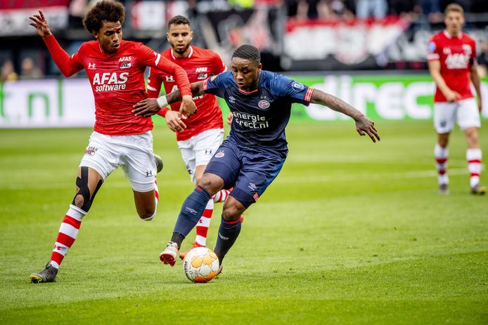 Steven Bergwijn (rechts) in een duel met Calvin Stengs van AZ Alkmaar.