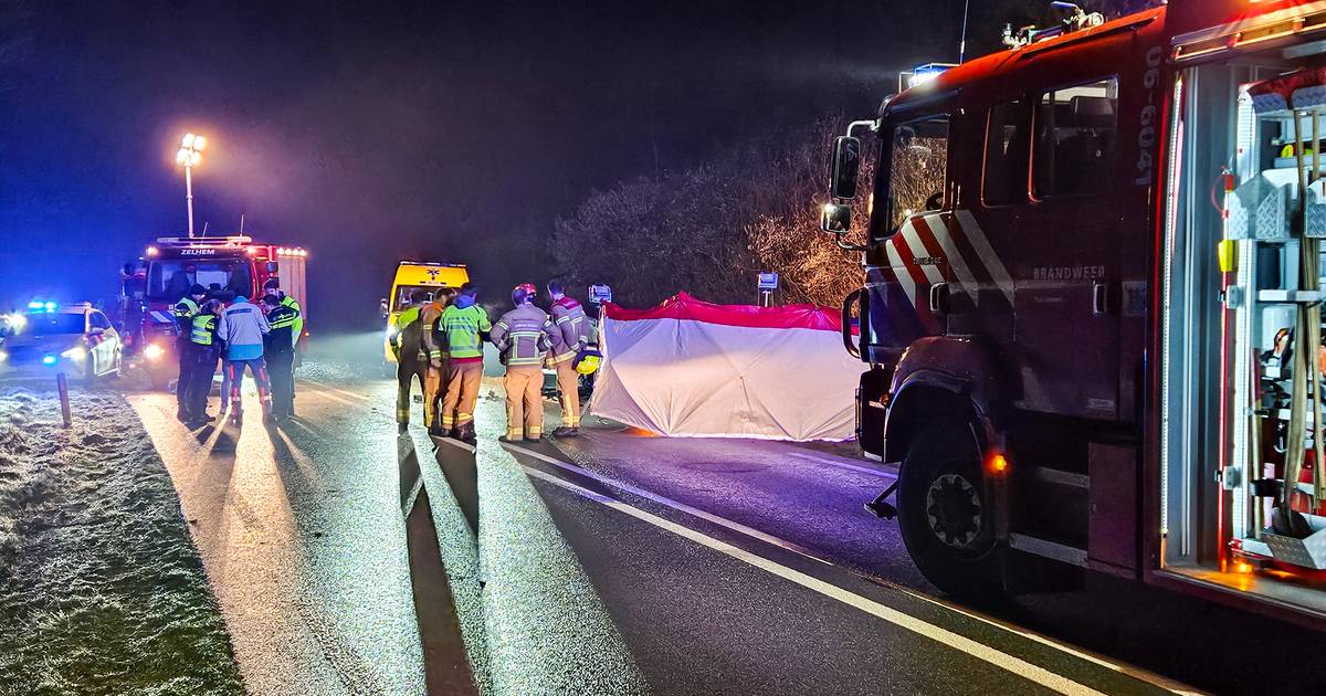 Getuige over dodelijk ongeval op spekgladde weg Achterhoek: ‘Het was al onverantwoord om te lopen’.