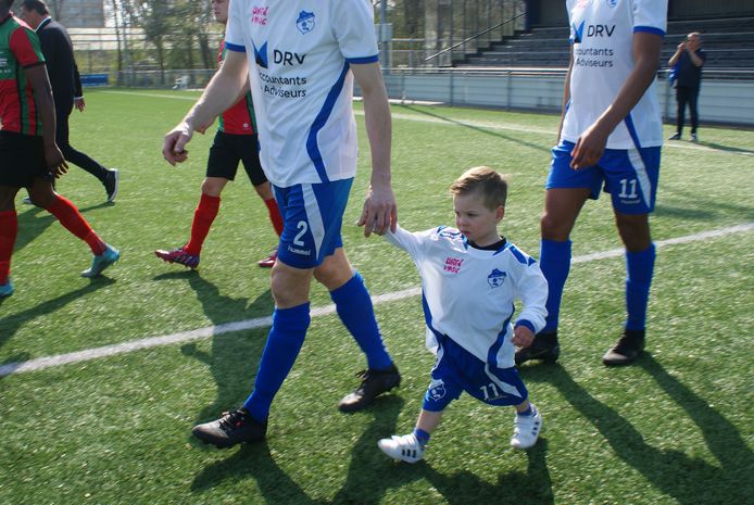 De spelers van Sliedrecht betraden voor de topper tegen De Zuidvogels (0-1 verlies) het veld met (hun) kinderen.