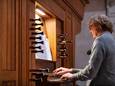 Toon Hagen bespeelt het Utrechtse Flenterop-orgel in de Grote Kerk in Zwolle.