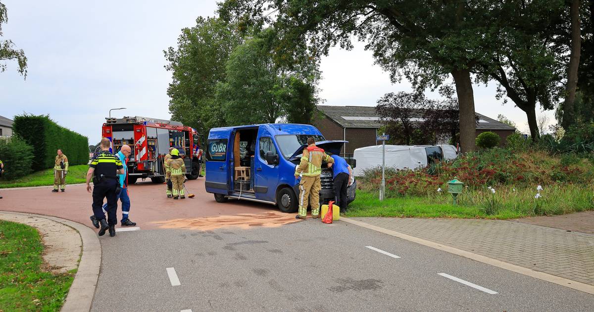 Bestelbus op zijn kant na ongeval op kruising in Montfort