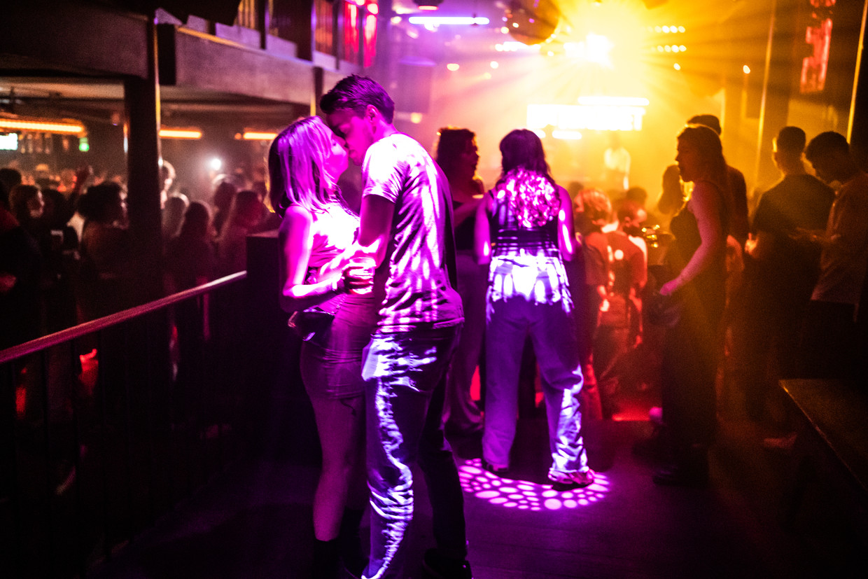 Nachtclub Bitterzoet in Amsterdam. De eigenaar van de club nam zelf enkele sneltesten af van bezoekers. Beeld Joris van Gennip