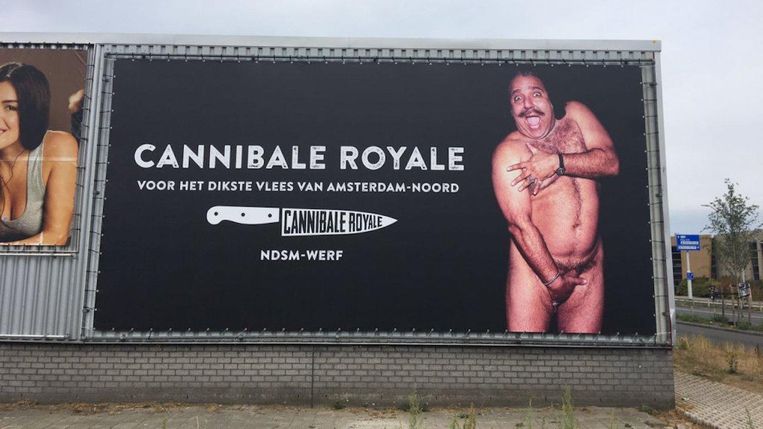 Het reclamedoek in originele staat Beeld Cannibale Royale