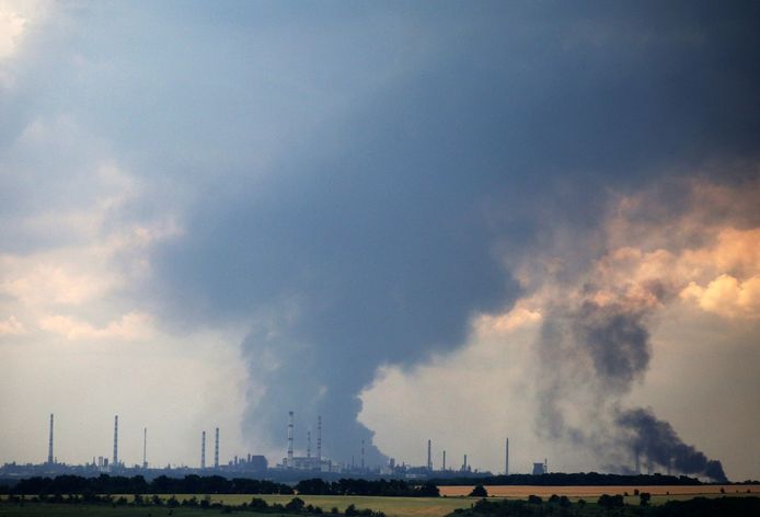 Grote rookpluim boven de olieraffinaderij in de stad Lysytsjank. De Russen claimen de olieraffinaderij geclaimd te hebben.