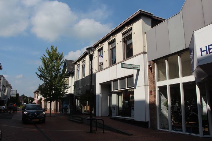 Het ‘pand van Jeanson’ op Oudestraat 72 (m) staat te koop. in gemeentelijke plannen zou dit worden gesloopt voor een doorsteek naar de Ten Caoteplas.