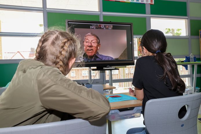Leerlingen van groep 8 van Saltoschool Strijp Dorp interviewen Jan Heijnsdijk.