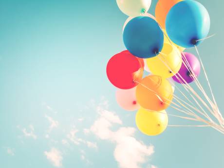 Het voordeel van een kind hebben: uitleggen dat je altijd afscheid moet nemen van een ballon