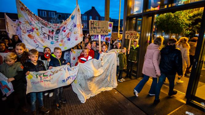Ook de kinderen in Borne zijn het wachten op een nieuwe school zat: ‘Yel, yel, yel, geev onze school snel’