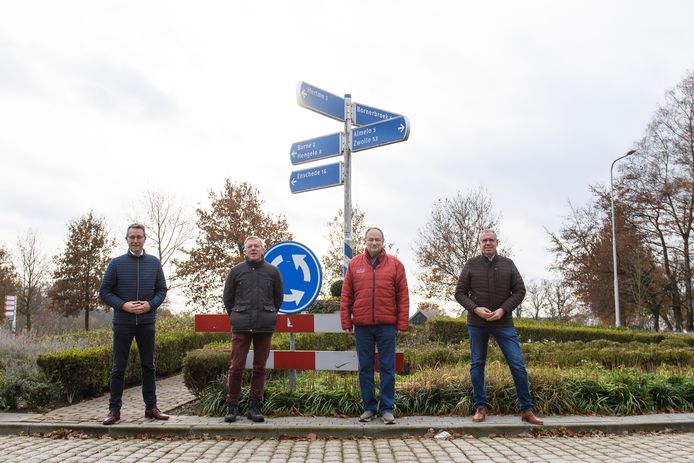 Bij van links naar rechts Jan Pierik, Fons Lohuis, Jan Kruidenier en Arno Spekschoor wijzen de neuzen dezelfde kant uit: richting een ruime Vloedbeltverbinding die Zenderen moet ontlasten.