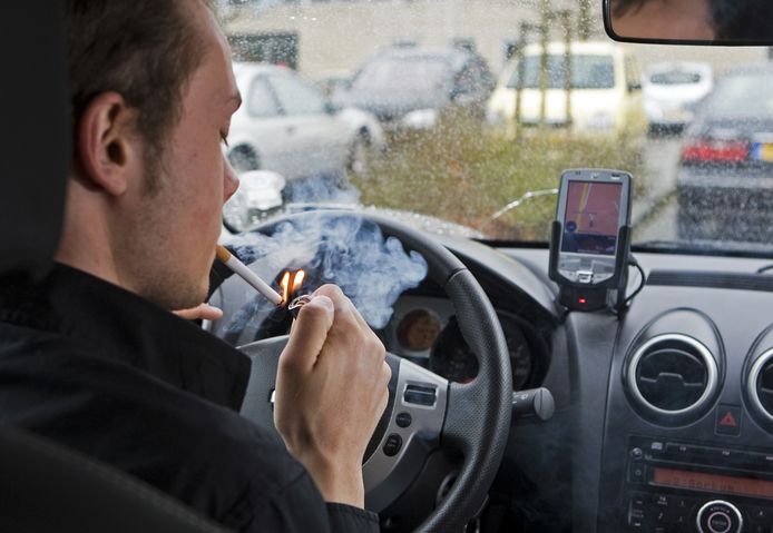 Artsen hebben al eerder gepleit voor een verbod om te roken in een auto als daar een kind in zit.