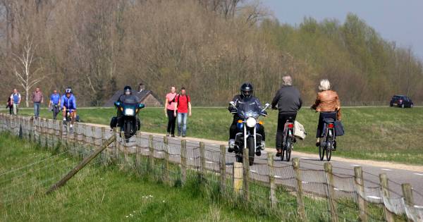 Terugkeer motorrijder op dijk in Lingewaard mogelijk nog niet definitief - De Gelderlander