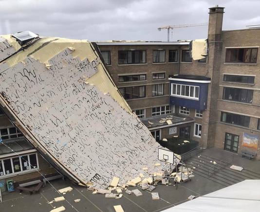 Een groot deel van de dakbedekking van de Barnumschool in Roeselare waaide over en belandde tegen de zijgevel en op de speelplaats.