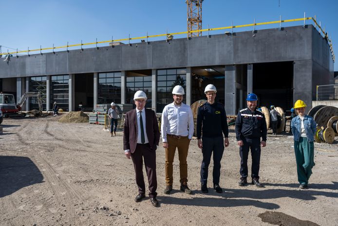 Burgemeester Buyse nam zijn Lebbeekse collega-burgemeester Jan Vanderstraeten en vertegenwoordigers van de brandweer op sleeptouw voor een rondleiding op de werf.