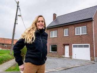 Sofie (45) kocht haar woning voor 220.000 euro, maar nu is die een pak meer waard: “Dankzij de hulp van mijn vader en nonkel in het huis”