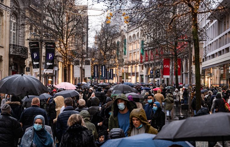 Nederlanders reizen massaal naar Antwerpen. Beeld Joel Hoylaerts / Photonews