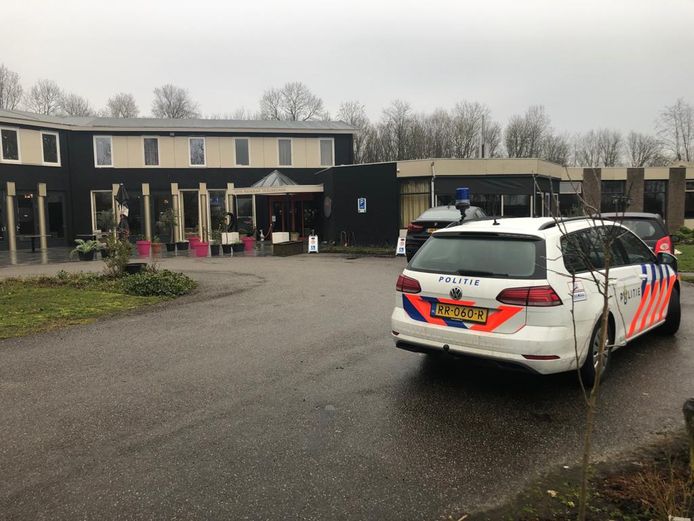 Broers Azimi aangehouden, politie in hotel en kasteel op ...