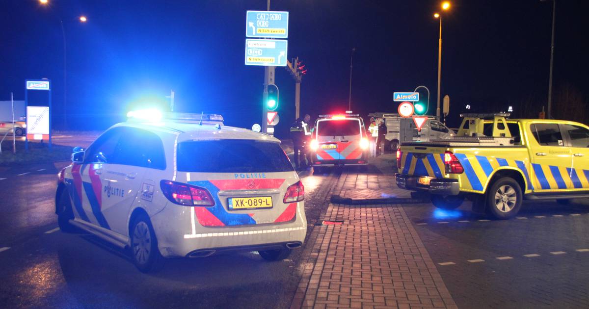 Bestelbus en auto komen hard in botsing op kruising in Almelo.
