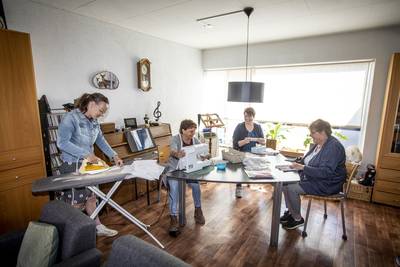 Vier dames uit Denekamp maken ze gratis: mondkapjes, zelfs op kleur!