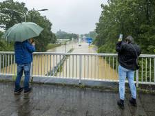 Drie mensen uit boerderij gered, dak ingestort en snelweg onder water: enorme wateroverlast Zuid-Limburg