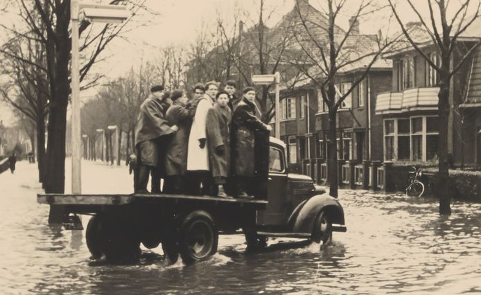 Ook de Burgemeester de Bruïnelaan in Zwijndrecht kwam onder water te staan.