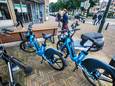 Huurfietsen op de stoep. De blauwe leenfietsen van Bondi staan op de Haagse Frederik Hendriklaan.