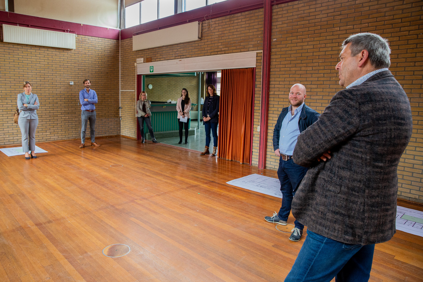 Maasbommel:

Gedeputeerde Peter Kerris (tweede van rechts) op bezoek in Maasbommel. Wethouder René Cruijsen (geheel rechts) geeft een rondleiding.