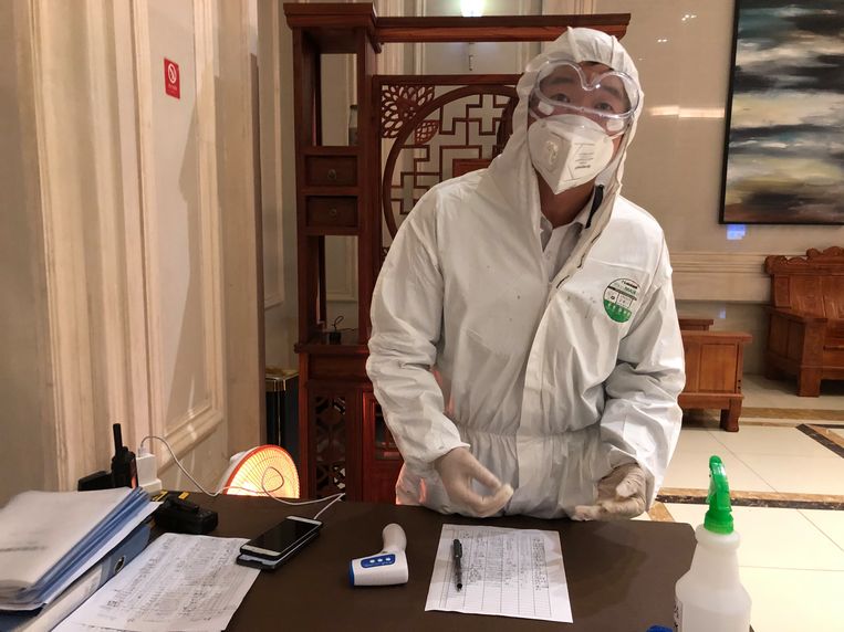 Leen Vervaeke fietste en reed per taxi door het uitgestorven Wuhan, waar talloze maatregelen tegen het coronavirus zijn genomen en waar de schappen in winkels en apotheken leeg blijven. Beeld RV