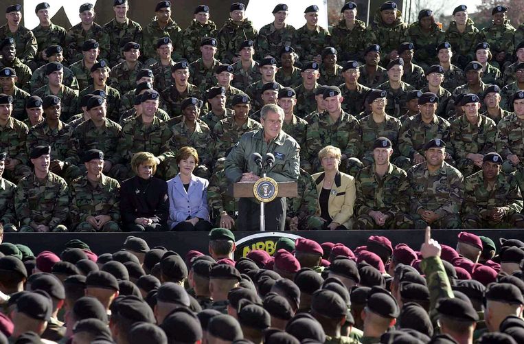 Toenmalig president George W. Bush bezoekt de Amerikaanse troepen in Afghanistan, november 2001. Beeld Getty Images