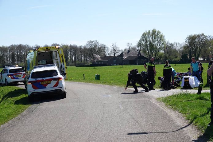 De veroorzaker van het ongeluk ligt op de grond en zal per brancard de ambulance worden ingereden.