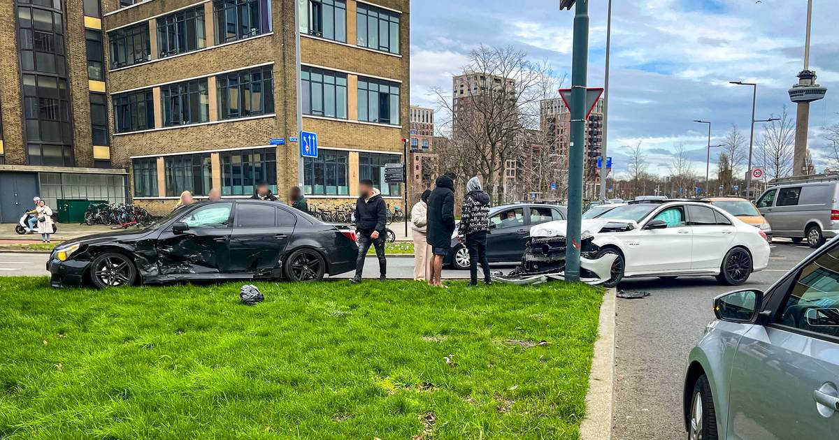 Aanrijding tussen twee auto’s in Rotterdam-Delfshaven, twee inzittenden gewond