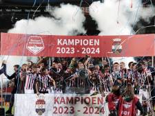 Willem II viert de titel in het stadion; schaal wordt uitgereikt na pitch-invasion