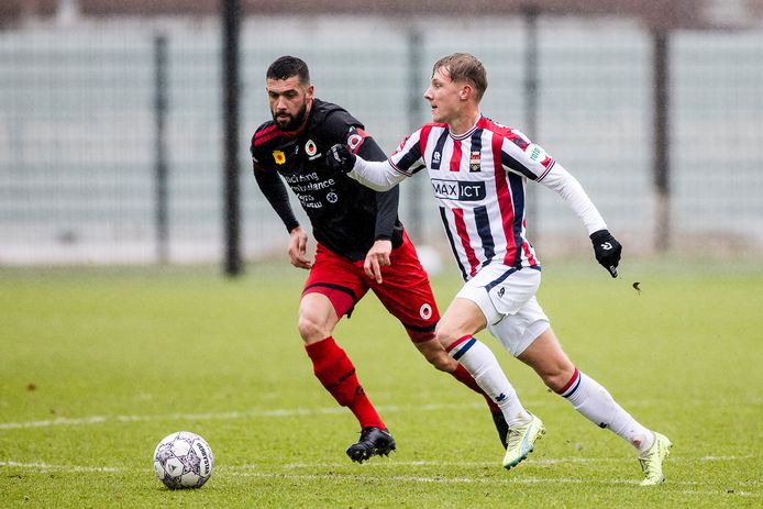 Jesse Bosch (rechts) in duel met Sven Nieuwpoort van Excelsior.