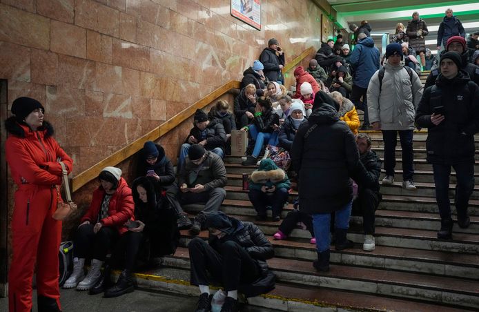 Mensen schuilen in een metrostation in Kiev