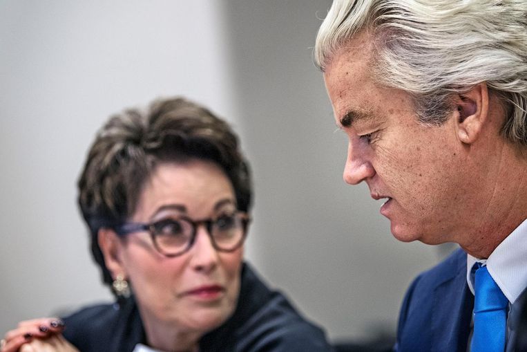 Geert Wilders praat met Carry Knoops, de vrouwelijke helft van zijn advocatenduo, voordat het proces begint. Beeld Guus Dubbelman / de Volkskrant