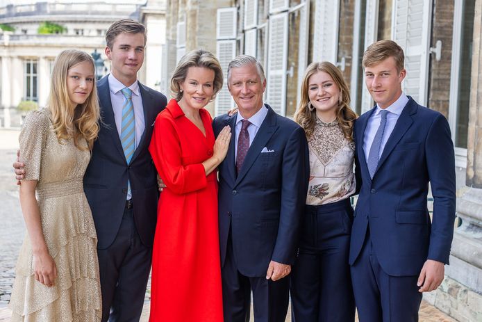 Kerstkaart 2023 - koning Filip, koningin Mathilde, prinses Eléonore, prins Gabriël, prinses Elisabeth en prins Emmanuel.