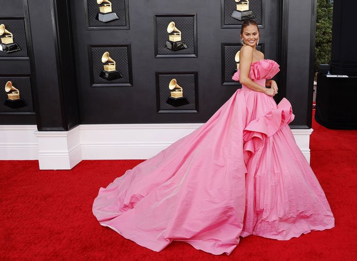 Chrissy Teigen verscheen in een 'hot pink' prinsessenjurk van Nicole + Felicia op de Grammy's.