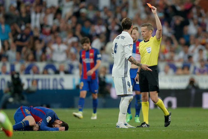 Lionel Messi, kermend op de grond en rood voor Ramos, vorig jaar in de Clasico.