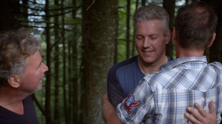 Mannen in het wild: Vanzelfsprekend wordt er veel gehugd. Beeld EO